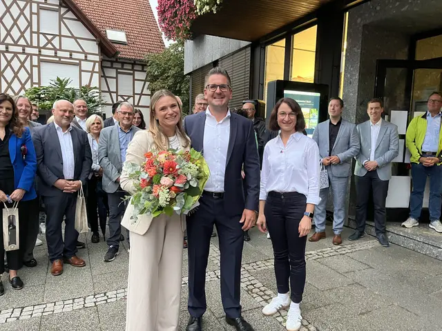 Stefan Hattenbach zusammen mit seiner Frau Ann-Kathrin und der stellvertretenden Bürgermeisterin Katrin Merkel (r.), die das Ergebnis verkündete.  | Foto: mak