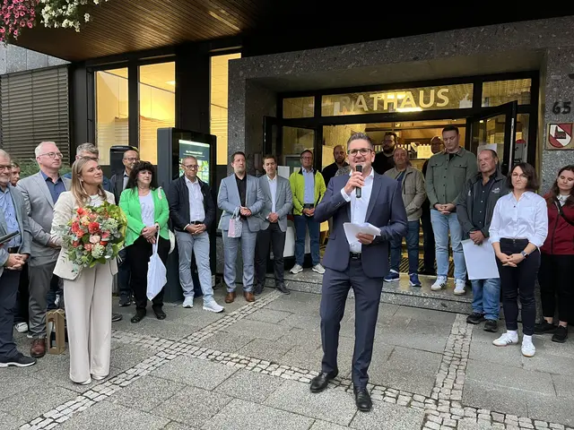 Nach dem Wahlsieg richtete der alte und neue Bürgermeister einige Worte an die zahlreichen Gäste vor dem Rathaus. | Foto: mak