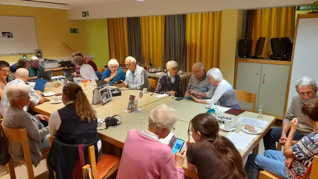 Beim Angebot Digitalhilfe3 des Lahrer Bürgerzentrums Treffpunkt Stadtmühle unterstützen fachkundige Ehrenamtliche ältere Menschen im Umgang mit Smartphone, Tablet und PC. | Foto: Stadt Lahr