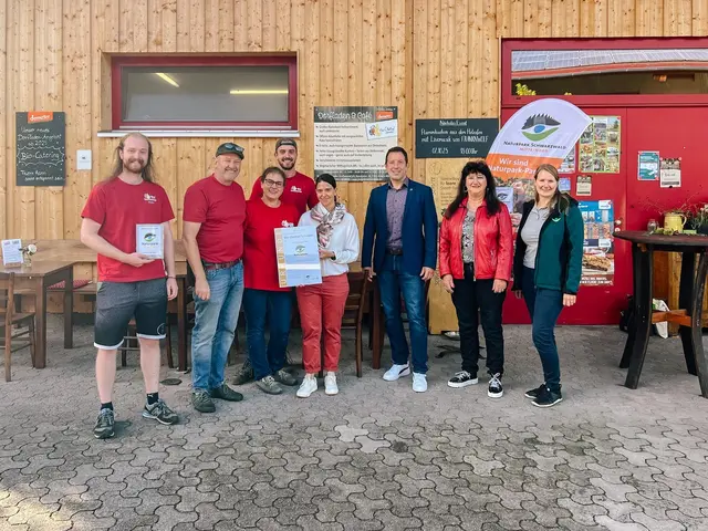 Der Bio-Obsthof Schindler in Achern ist als Naturpark-Partner ausgezeichnet worden: Jonathan Schindler (v. l.), Gerd Schindler, Hilde Schindler, Moritz Schindler, Yvonne Flesch (stellvertretende Geschäftsführerin Naturpark Schwarzwald Mitte/Nord), Manuel Tabor (Oberbürgermeister der Stadt Achern), Gabi Bär (Ortsvorsteherin Mösbach) und Janina Hutt (Projektmanagerin Naturpark). | Foto: Janina Hutt/Naturpark Schwarzwald Mitte/Nord e. V.