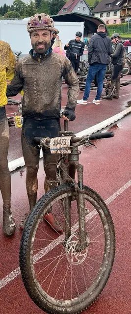 Gabriel Maier im Ziel nach knapp 4 Stunden im Schlamm