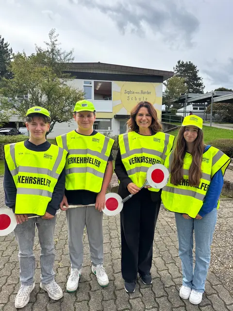 Bürgermeisterin Dijana Opitz gemeinsam mit den Schülerlosten der Sophie-von-Harder-Schule | Foto: Franziska Müller/Gemeinde Sasbach 