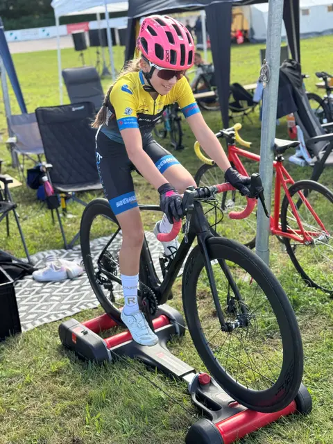 Anna beim ausfahren auf der Rolle.