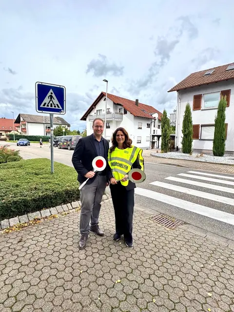 Bürgermeisterin Dijana Opitz gemeinsam mit Schulleiter Florian Bischkopf  | Foto: Franziska Müller/Gemeinde Sasbach 