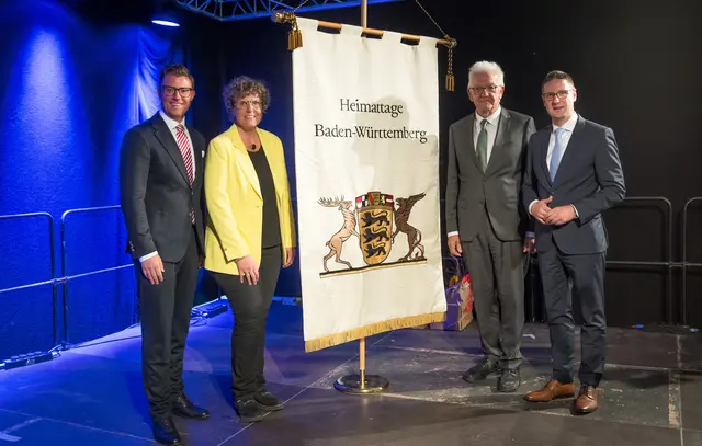 Bei den Landesfesttagen in Weinheim an der Bergstraße nahm Oberbürgermeister Gregor Bühler (l.) im Beisein von Weinheims Oberbürgermeister Manuel Just (r.) und Regierungspräsidentin Sylvia Felder die Heimattagefahne von Ministerpräsident Winfried Kretschmann entgegen. | Foto: Philipp Reimer Fotografie 