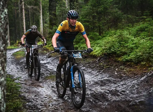 Jonathan Huber kämpft sich durch den Matsch auf Rang 3 | Foto: Sportograf