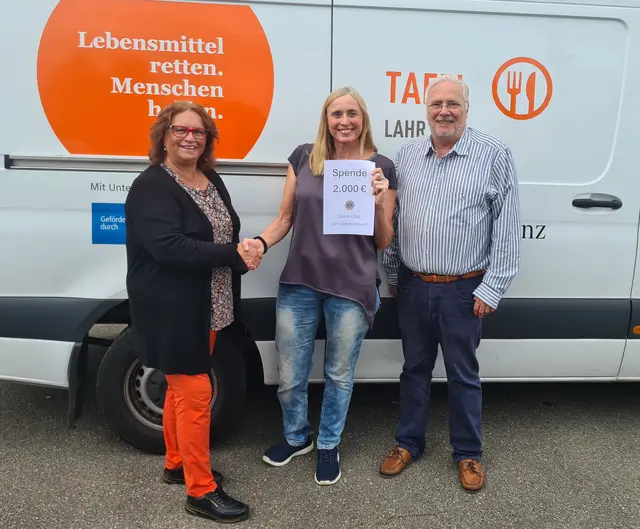Petra Bredemeyer (v. l.), Präsidentin des Lions Club Lahr Schwarzwald, Ingrid Schatz, Leiterin der Tafel Lahr und Achim Noefer, Vorsitzender des Fördervereins des Lions Clubs Lahr Schwarzwald | Foto: Lions Club Lahr Schwarzwald