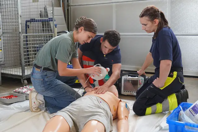 Realitätsnahe Ausbildung: Angehende Notfallsanitäter bereiten sich mit Defibrillator, Patientenmonitor und Reanimationspuppe auf den Ernstfall vor. | Foto: Stadt Lahr