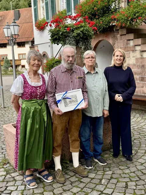 Von links: Waltraud Keller, Peter Höttler, Karin Höttler, Bürgermeisterin Helga Wössner   | Foto: Gemeindeverwaltung Mühlenbach