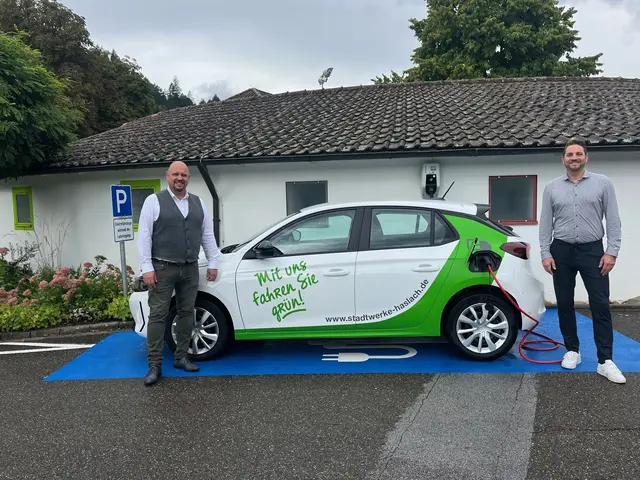 Bürgermeister Armin Hansmann und Steffen Jannek, Kaufmännischen Leiter der Stadtwerke | Foto: Stadt Haslach