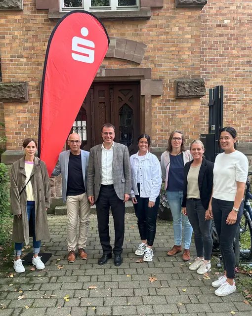 Barbara Huber (v. l.) und Walter Glunk von der Bürgerstiftung Offenburg, Volker Schebesta, MdL und Staatssekretär für Kultus, Jugend und Sport, Sina Spinner, Projektleitung Sommerschulen, Anne Stolle, Geschäftsführende Vorständin VHS e. V., Bettina Deutscher, Schulrätin Schulamt Offenburg und Anne Nickter, Rechtsanwältin | Foto: VHS Offenburg