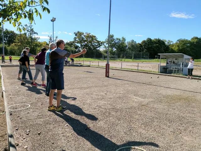 Trainerin Lili Busam (r.) führte ins Boule-Spiel ein. | Foto: Susanne Bohleber/Seniorenrat Rheinau