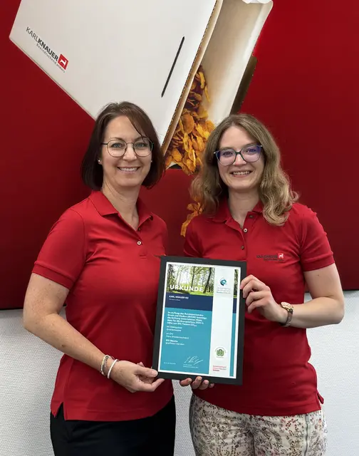 Geschäftsführende Gesellschafterin Stefanie Wieckenberg (l.) und Franziska Ebert (r.), HSE-Koordination, mit Urkunde | Foto: Karl Knauer KG