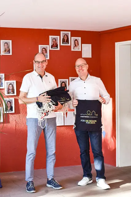 Tom Gißler (r.) überreicht Ulrich Fischer 120 Ruckackbeutel für die neuen Erstklässler der Geschwister-Scholl-Schule in Gengenbach. | Foto: Pressestelle Stadt Gengenbach