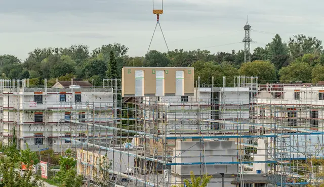 Mit der Anlieferung der ersten Wände nimmt die Flüchtlingsunterkunft im Wohngebiet Schneeflären sichtbar Gestalt an. | Foto: Stadt Kehl/Annette Lipowsky