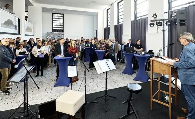 Die Eröffnung der Ausstellung "Kehler Berge" im Kulturhaus: OB Britz begrüßt die Gäste | Foto: Kehl Marketing