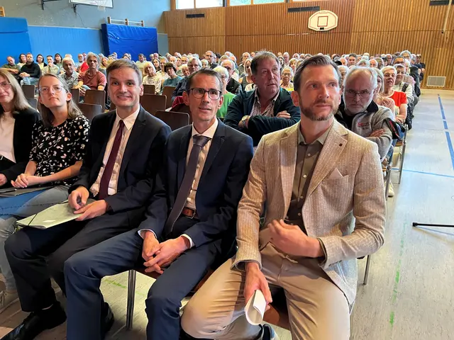 Hartmut Schwendemann (erste Reihe von rechts), Michael Heizmann und Benedikt Eisele stellten sich bei der Kandiatenvorstellung in Steinach auch den Fragen der Besucher. | Foto: Glaser