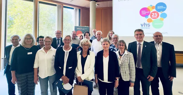 Landrat Thorsten Erny (2. v. r.) dankt zusammen mit vhs-Leiterin Elke Baumgartner (2. v. l.) und Schulamtsleiter Bernhard Kohler (ganz rechts) während der Jubiläumsfeier den langjährigen Kursleitungen. | Foto: Kai Hockenjos/Ortenaukreis