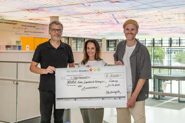 Große Hilfe für die Kleinen: Eckhard Olschewski, Uniklinik (v. l.), bekommt den Scheck von Yvonne Kromer, Wir Helfen Kindern e.V.) und Till Neumann  | Foto: Kinderklinik Freiburg