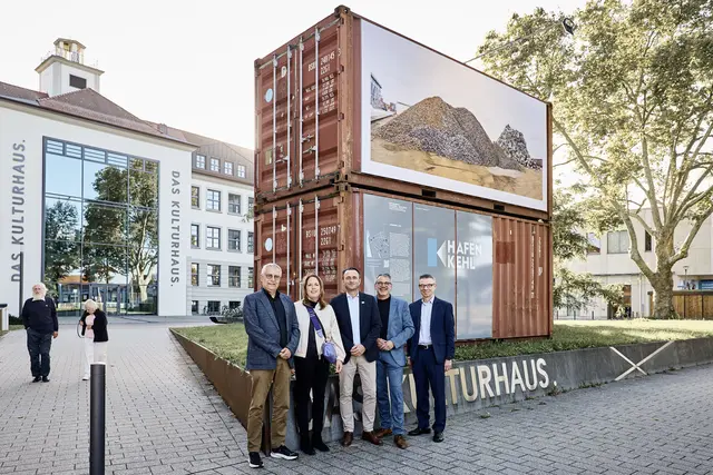 Kulturstaatssekretär Arne Braun (v. l.), Gabriele Engelhardt, Hafendirektor Volker Molz, Oberbürgermeister Wolfram Britz und Christoph Hodapp, Geschäftsführer Stadtmarketing- und Wirtschaftsförderungs-GmbH | Foto: Kehl Marketing