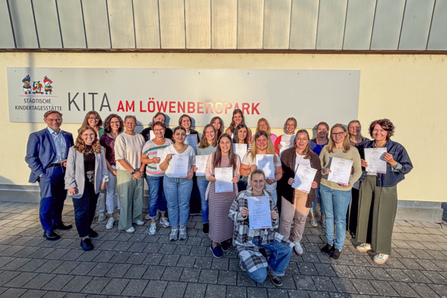 Bürgermeister Sven Müller (v. l.), Julie Kuderer, PNO, Angela Schickler, PNO, Brate Brudy, Stadt Gengenbach, Susanne Peter, PNO, Patricia Horn, Kita-Leitung sowie das gesamte Team | Foto: André Riehle/Stadt Gengenbach