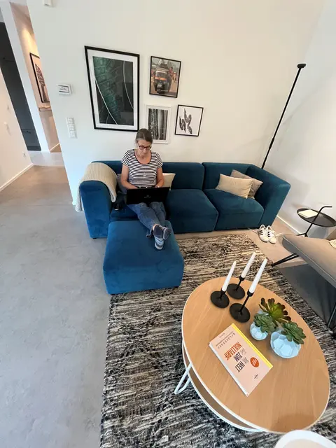 Christina Großheim hat es sich zum Schreiben im Wohnzimmer auf dem Sofa bequem gemacht. Das ist mal ein ganz anderes Arbeiten als im Redaktionsbüro. | Foto: Anne-Marie Glaser