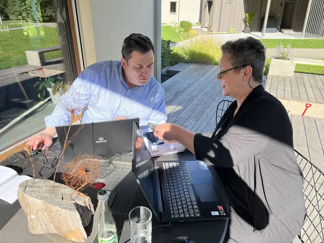 Matthias Kerber und Anne-Marie Glaser suchen Fotos auf dem iPhone aus. Haben wir genug geeignete Motive oder muss der rasende Reporter noch einmal los? | Foto: Christina Großheim