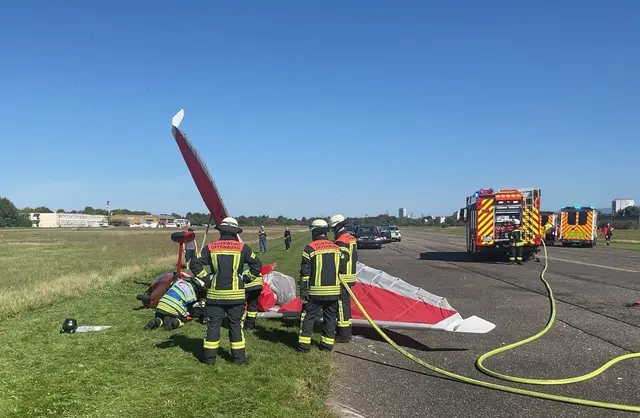 Bei dem Unfall wurden Fluglehrer- und -schüler leicht verletzt. | Foto: Feuerwehr Offenburg