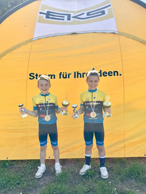 Nelo (links) und Mio Welte freuen sich rießig über ihren 3. Tages- und Gesamt-rang beim EKS Cup Finale in Schaffhausen.