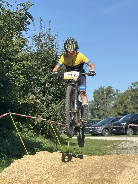 Mio Welte beim Sprung im Rennen.