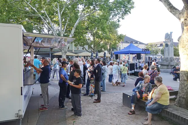Die erste After-Work-Party auf dem Kehler Marktplatz kam bei den Besuchern an. | Foto: Stadt Kehl/Norman Mummert