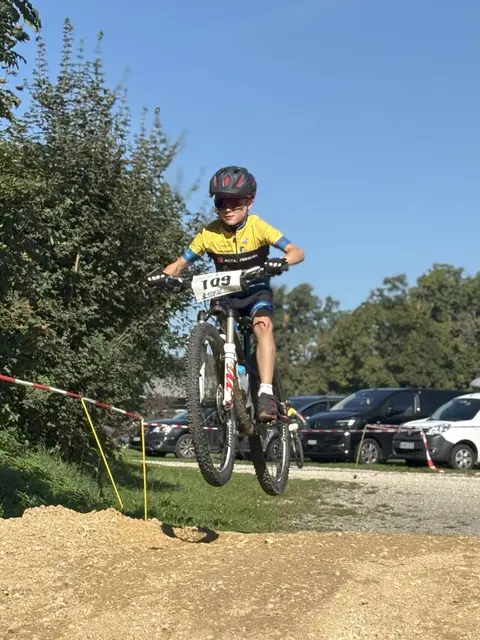 Nelo Welte beim Sprung im Rennen.