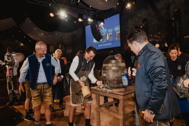 Mit einem kräftigen Schlag eröffnete Thomas Mack das Oktoberfest in der Europa-Park Arena. | Foto: Europa-Park