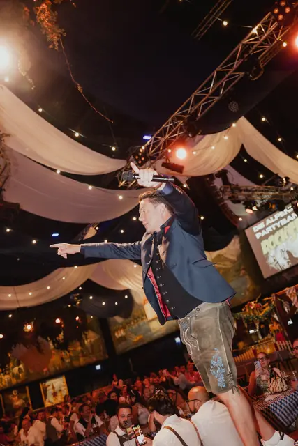 Schlager-Ikone Stefan Mross heizte die Menge mit einem Live-Auftritt im Europa-Park ein | Foto: Europa-Park