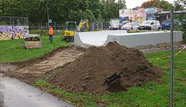 Eine Fachfirma koffert den Boden aus, über den später ein asphaltierter Weg zur neuen Miniramp führt. | Foto: Stadt Kehl/Norman Mummert
