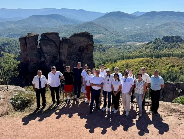 Die Delegation aus dem Ortenaukreis vor dem Felsen von Belogradchik in bulgarischen Partnerregion Vidin. | Foto: Landratsamt Ortenaukreis