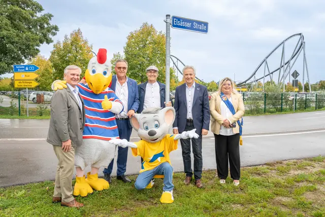 Daniel Fischer (v. l.), Bürgermeister Marlenheim, Roland Mack, Inhaber Europa-Park,  Ewald Scherer, Gemeinde Rust, Jürgen Mack, Inhaber Europa-Park und Dyna Peter-Ott, Regionalrätin des Grand Est, bei der Enthüllung des Straßenschildes | Foto: Europa-Park