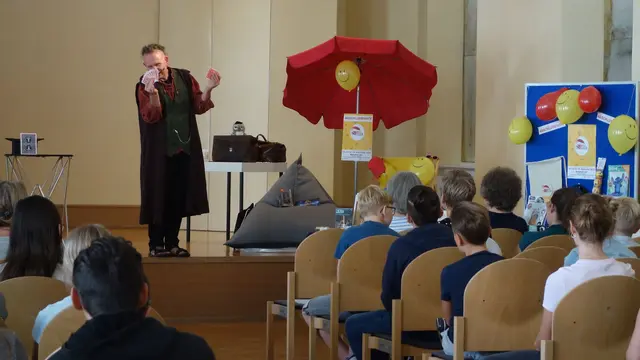 Abschlussveranstaltung „Heiß auf Lesen" mit dem Zauberkünstler und Lese-Magier Chris Hyde | Foto:  Stadt Lahr