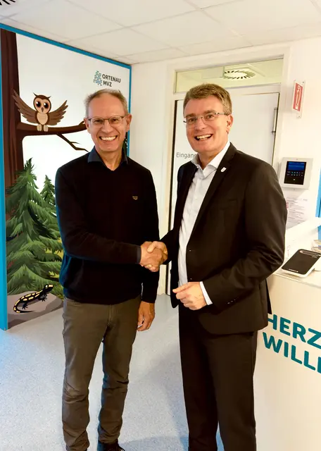 Landrat Thorsten Erny (rechts) dankt Professor Patrick Gerner, Chefarzt der Kinderklinik Ortenau am Ortenau Klinikum Offenburg-Kehl, für sein Engagement in der neuen MVZ-Kinderarztklinik. | Foto: Kai Hockenjos/Ortenaukreis