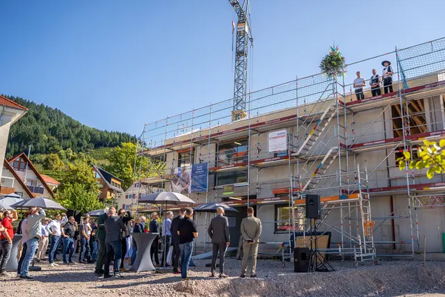 Die Zimmermänner Luca Vogelwiesche und Leon Winter halten den Richtspruch auf dem Dach der neuen Gretel-Furler-Kita in Oberkirch. | Foto: Koehler-Gruppe