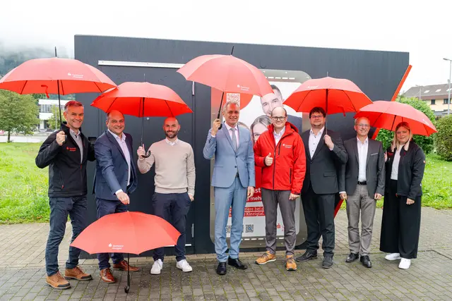 Vorstand Carlo Carosi (v. l.), Michael Hirt, Leiter Vertriebsmanagement, Sebastian vom Edeka-Markt Bruder, Bürgermeister Günther Pfundstein, Vorstand Sebastian Lebek, Benjamin Seifritz, Leiter IT-Organisation, Jürgen Schmider. Marktdirektor Zell und Lisa Ahrens, Leiterin Privatkundenmarkt | Foto: Sparkasse Kinzigtal