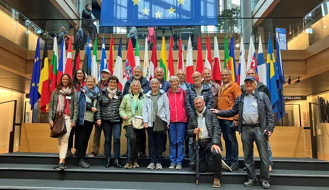 Anlässlich ihres 20-jährigen Bestehens besuchte das Wasserband-Team nach einem gemeinsamen Frühstück das Europäische Parlament in Straßburg – mit Jessica Armbruster und Jannate Hammerstein, Leiterin Sozialwesen (erste und zweite von links). | Foto: Stadt Kehl/Gabriele Dasch