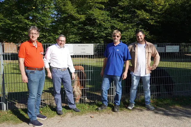Axel Fink, Vorsitzender Bürgergemeinschaft Uffhofen (v. l.), Alex Müller, Betriebsleiter TBO, Harald Möschle, Abteilungsleiter Stadtbildpflege, und Raphael Lehmann, Geschäftsbereichsleiter Technische Dienste, mit Gerda im Hintergrund | Foto: TBO