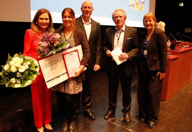 Mary Victoria Gerardi-Schmid, Simona Lossau, DDV-Präsident Martin Nitsche sowie die Jury-Mitglieder Bernd Ambiel und Prof. Dr. Andrea Müller bei der Preisübergabe. Die zweite Preisträgerin der Hochschule Offenburg, Dunia Osman, und die betreuende Professorin Dr. Simone Braun waren verhindert.    | Foto: Hochschule Offenburg