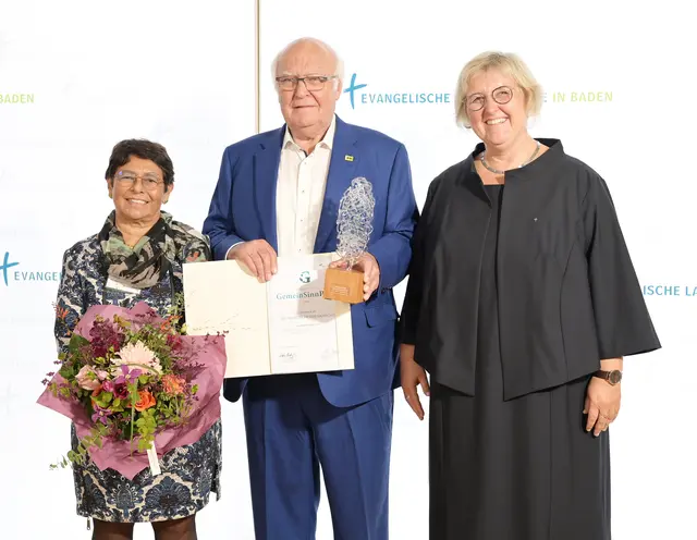 Landesbischöfin Heike Springhart (rechts) überreichte am Donnerstag in Karlsruhe den Evangelischen GemeinSinnPreis an den Unternehmer Martin Herrenknecht, der sich gemeinsam mit seiner Frau Paulina Ariza Suarez-Herrenknecht über die Auszeichnung freute.  | Foto: Foto: Ekiba/Hansjörg Fuchs