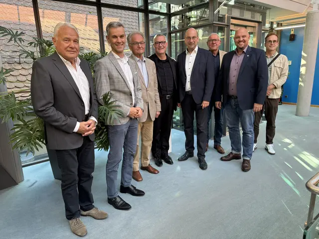 Von links: Die neuen Stiftungsräte Manfred Streit und Carlo Carosi, der scheidende Stiftungsrat Heinz Prinzbach, Stiftungsratsvorsitzender Georg Köhl, der scheidende Stiftungsrat Martin Seidel, Stiftungsrat Heinz Winkler, zweiter Stiftungsratsvorstand Bürgermeister Armin Hansmann, Stiftungsrat Thilo Haas | Foto: Stadt Haslach