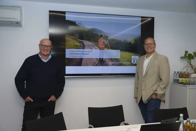 Josef Glöckl-Frohnholzer, Geschäftsführer der Breitband Ortenau (links), mit Nordrachs Bürgermeister Carsten Erhardt  | Foto: Paul Wagner