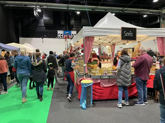 Der Bauernmarkt zieht die Besucher an. | Foto: gro