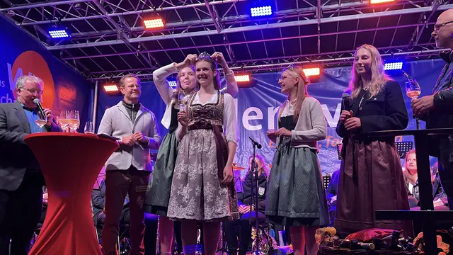Krönung der neuen Ortenauer Weinprinzessin Carina Roth durch die Badische Weinkönigin Tina Glur | Foto: gro