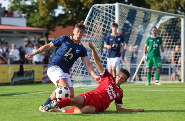 Der SV Niederschopfheim (blaues Trikot) zog beim ESV Südstern Singen den Kürzeren. | Foto: CB